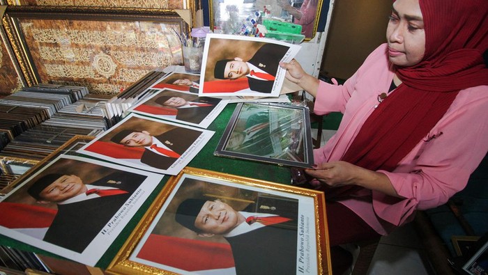 Perajin menyelesaikan pembuatan pigura foto Presiden dan Wakil Presiden terpilih Prabowo Subianto dan Gibran Rakabuming Raka di Nine Art Gallery, Bulusidokare, Sidoarjo, Jawa Timur, Kamis (24/10/2024). Menurut perajin permintaan pigura Presiden dan Wakil Presiden terpilih masa bakti 2024-2029 meningkat dalam seminggu terakhir yakni perajin dapat menjual rata-rata 30 pasang yang dijual Rp70 ribu - Rp300 ribu per pasang tergantung ukuran. ANTARA FOTO/Umarul Faruq/YU