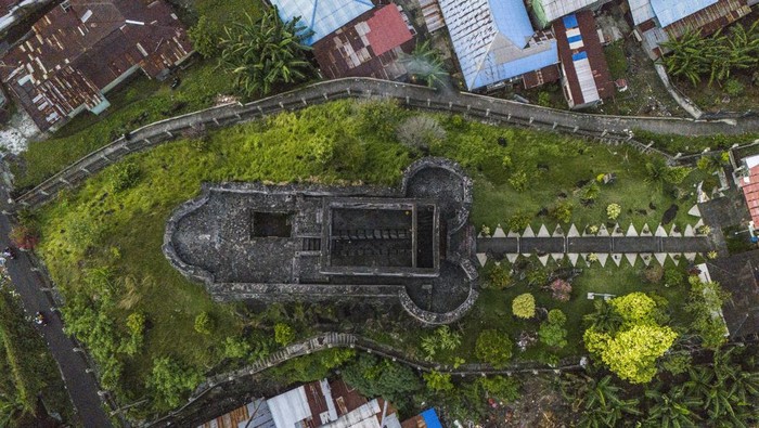 Foto Udara Benteng Tolukko yang Dibangun Portugis di Ternate Foto udara suasana Benteng Tolukko, di Ternate, Maluku Utara, Kamis (24/10/2024). Benteng yang dibangun oleh Portugis pada tahun 1540 sebagai pertahanan dalam menguasai rempah-rempah itu akan dikembangkan oleh Pemerintah setempat menjadi objek wisata sejarah untuk menarik kunjungan wisatawan lokal dan mancanegara. ANTARA FOTO/Andri Saputra/agr