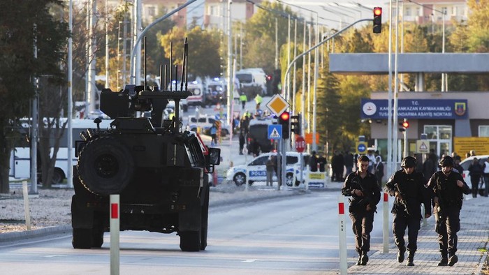 Geger Serangan Teroris Guncang Turki, 5 Orang Tewas-22 Luka Emergency and security teams are deployed outside the Turkish state-run aerospace and defense company Turkish Aerospace Industries Inc. on the outskirts of Ankara, Turkey, Wednesday, Oct. 23, 2024. (Yavuz Ozden/Dia Photo via AP)