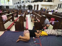 Filipina Dihantam Badai Trami, Penerbangan Domestik dan Internasional Disetop