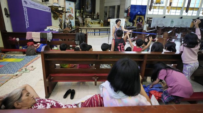 Gereja Jadi Tempat Pengungsian Sementara Warga Filipina Banjir yang disebabkan Badai Tropis Trami mengakibatkan warga mengungsi di gereja. Begini potretnya.