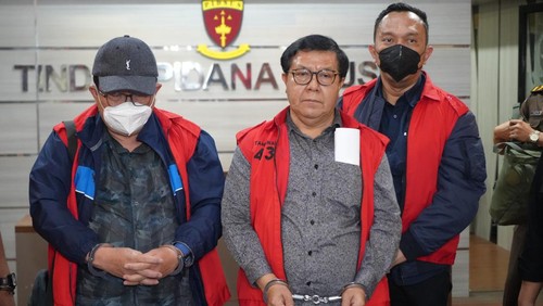 Trio hakim PN Surabaya ditahan di Kejati Jatim setelah terjaring OTT kasus vonis bebas Ronald Tannur