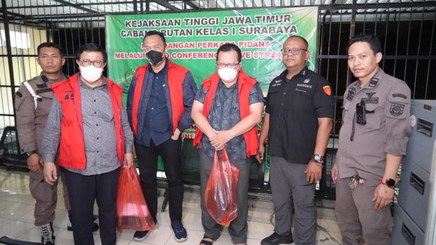 Trio hakim PN Surabaya ditahan di Kejati Jatim setelah terjaring OTT kasus vonis bebas Ronald Tannur