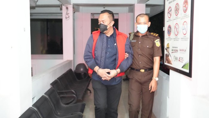 Trio hakim PN Surabaya ditahan di Kejati Jatim setelah terjaring OTT kasus vonis bebas Ronald Tannur