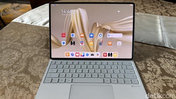 Huawei MatePad Pro 12.2 akan tersedia pada 1 November 2024 untuk pasar Indonesia dengan harga Rp 13.999.000. Pada paket pembelian sudah terdapat bonus gratis Huawei Glide Keyboard, stylus M-Pencil 3rd Generation, Bluetooth Mouse, serta TWS Huawei FreeBuds 5. Total hadiah bonus ini memiliki nilai hingga Rp6 jutaan. Promo aksesori lengkap ini berlaku dari 1 hingga 30 November 2024. Foto: Adi Fida Rahman/detikINEY