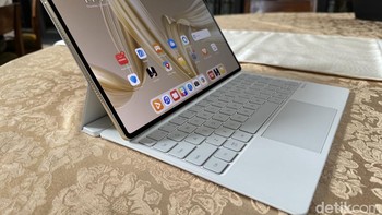 Bicara soal bobot, saat MatePad Pro 12.2 ditambah keyboard bertanya hanya sekitar 900 gram. Huawei mengatakan total berat tersebut jauh lebih ringan dibandingkan kebanyakan laptop atau bahkan tablet - tablet lain di atas 1kg saat dipadukan dengan case keyboard. Foto: Adi Fida Rahman/detikINEY