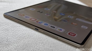 MatePad Pro 12,2 dilengkapi dengan baterai besar 10.100mAh yang mendukung SuperCharge 100W terdepan di industri. Kualitas Huawei Sound disampaikan melalui speaker array 8-driver yang disesuaikan dan ruang belakang 3.5 cc terbesar, memberikan performa suara terkuat pada tablet 12,2 inci. Foto: Adi Fida Rahman/detikINET
