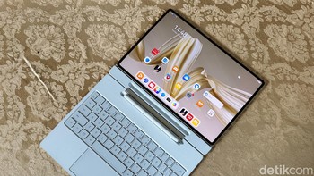 Pengguna hanya perlu menempatkan stylus pada slot penyimpanan magnetic, dan stylus akan otomatis ke-charge. Tablet dan keyboard juga dapat ditutup rapat meskipun terdapat stylus di dalamnya. Engsel dari keyboard ini sudah dirancang sedemikian rupa, sehingga hanya dibutuhkan satu langkah untuk buka tutup. Engselnya juga dapat diatur ke berbagai derajat layaknya laptop, sehingga sangat ergonomis untuk berbagai posisi duduk. / Foto: Adi Fida Rahman/detikINET