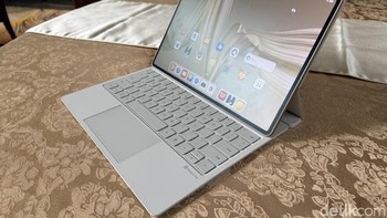 Glide Keyboard juga diciptakan untuk proses input dan pengaturan yang mudah. Saat tablet digunakan untuk menggambar di Mode Studio, bagian bawah keyboard tidak bersentuhan langsung dengan touchpad, sehingga menjaga stabilitas dan mencegah interferensi dari keyboard Foto: Adi Fida Rahman/detikINET