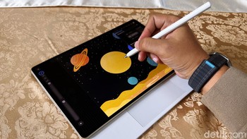 Terdapat aplikasi melukis yang dikembangkan oleh Huawei, GoPaint, turut pula disematkan. Aplikasi ini menggunakan Tian Painting Engine 2.0 yang mendukung kanvas ultra-besar 8K dan menyediakan peralatan profesional untuk seniman. Agar maksimal tablet ini didukung Huawei M-Pencil generasi ketiga. Foto: Adi Fida Rahman/detikINET