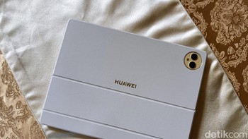 Makin menarik MatePad Pro 12.2 dibekali case keyboard Huawei Glide Keyboard. Case ini punya engsel serta slot penyimpanan stylus yang inovatif. Foto: Adi Fida Rahman/detikINET
