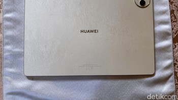Huawei MatePad Pro 12.2 tidak hanya mengesankan dari segi layar, tapi juga dari desainnya yang elegan. Casing belakangnya menampilkan golden silk design yang mewah, hasil dari proses pemolesan yang cermat lebih dari seribu kali pada setiap perangkat. Lapisan serat kaca aviation-grade setebal 0,5 mm menambah sentuhan premium dan memastikan ketahanan tablet. Teknik pencetakan tinta, lapisan optik ganda, dan cetak transfer berlapis menghasilkan tekstur halus yang menyerupai sutera. Foto: Adi Fida Rahman/detikINET