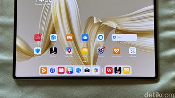 Huawei MatePad Pro 12.2 hadir dengan layar inovatif yang mengungguli standar tablet konvensional. Layar Tandem OLED 12,2 inch menawarkan kecerahan puncak yang impresif, mencapai 2000 nits. Hal ini menghasilkan rentang dinamis yang luar biasa, dengan kontras tajam antara area terang dan gelap, sehingga menampilkan gambar yang detail dan jelas baik di dalam maupun di luar ruangan. Huawei menyematkan teknologi PaperMatte pada layarnya, efektif mengurangi kelelahan mata. Komitmen Huawei terhadap perlindungan mata dibuktikan dengan diperolehnya Sertifikasi SGS untuk Kinerja Premium Visual Fatigue Rendah 2.0, sebuah standar internasional yang menjamin kenyamanan visual bagi pengguna selama periode penggunaan yang lama. /Foto: Adi Fida Rahman/detikINET