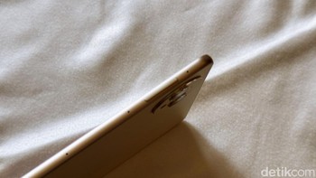 Dengan berat 508g dan ketebalan 5,5mm, tablet ini sangat ringan dan nyaman digenggam, bahkan dengan satu tangan. Foto: Adi Fida Rahman/detikINET