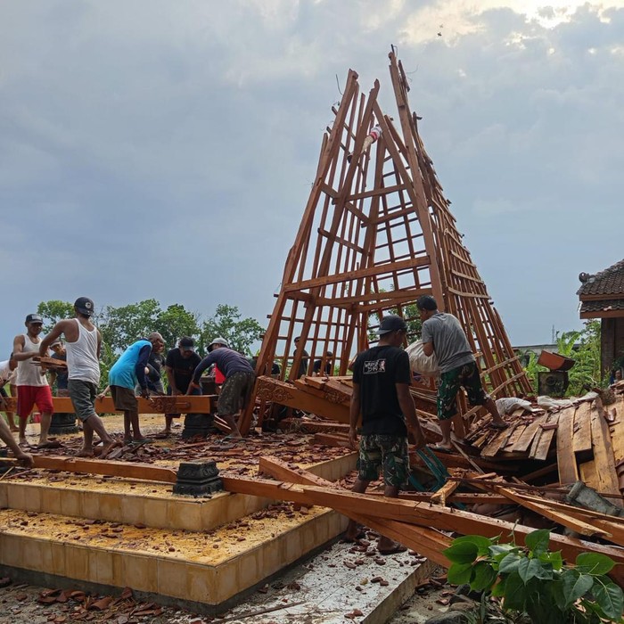 hujan angin kencang di lamongan