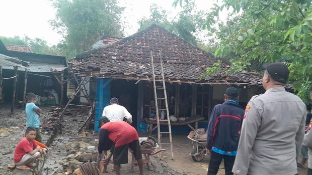 hujan angin kencang di lamongan