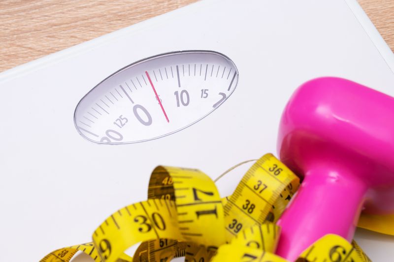 Ilustrasi diet atau timbangan berat badan