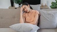Bagi perempuan, gejala menstruasi bisa memicu rasa tak nyaman. Hal ini bisa dicegah dengan mencukupi kebutuhan air putih. Foto: Getty Images/iStockphoto/wichayada suwanachun