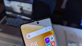Infinix Hot 50 Pro+ ditenagai chipset MediaTek Helio G100. Kamera depannya ditempatkan di punch-hole yang berada di tengah layar. Foto: Virgina Maulita Putri/detikINET