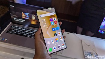 Ponsel ini mengusung layar AMOLED berukuran 6,78 inch dengan resolusi FHD+ dan perlindungan Corning Gorilla Glass. Foto: Virgina Maulita Putri/detikINET