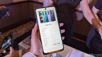 Sementara itu, Infinix Hot 50 5G mengusung layar LCD dengan resolusi HD+. Ponse ini ditenagai chipset MediaTek Dimensity 6300 dengan RAM 8GB dan memori internal 256GB. Foto: Virgina Maulita Putri/detikINET