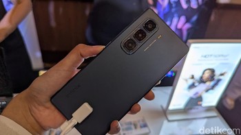 Varian Infinix Hot 50 Pro+ dalam warna Sleek Black. Ponsel ini juga dilengkapi Infinix AI yang menawarkan sejumlah fitur pintar, seperti AI Cutouts, AI Eraser, AI Wallpaper, dan asisten pintar Folax AI. Foto: Virgina Maulita Putri/detikINET