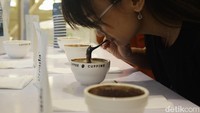 Sambil berjalan-jalan melihat seluruh bagian JICC, para pengunjung dapat menyegarkan diri sembari menyeruput kopi.