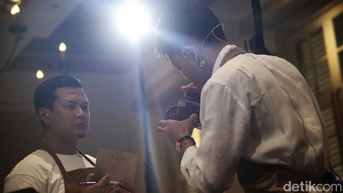Jakarta International Coffee Conference 2024 Para pengunjung melihat berbagai both dalam acara Jakarta International Coffee Conference 2024 di Gedung AA Maramis, kompleks Kemenkeu, Jakarta Pusat, Kamis (24/10/2024). Sejumlah agenda memanjakan para pecinta kopi seperti kompetisi latte art, talk show, pertunjukan musik hingga pelatihan dasar untuk calon barista. Festival yang berlangsung sejak Selasa lalu akan berakhir hari ini (24/10).