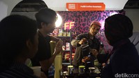 Banyak tenant-tenant kafe terkenal yang dipadati para pelanggan.  