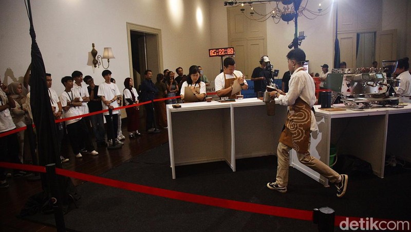 Para pengunjung melihat berbagai both dalam acara Jakarta International Coffee Conference 2024 di Gedung AA Maramis, kompleks Kemenkeu, Jakarta Pusat, Kamis (24/10/2024). Sejumlah agenda memanjakan para pecinta kopi seperti kompetisi latte art, talk show, pertunjukan musik hingga pelatihan dasar untuk calon barista. Festival yang berlangsung sejak Selasa lalu akan berakhir hari ini (24/10).
