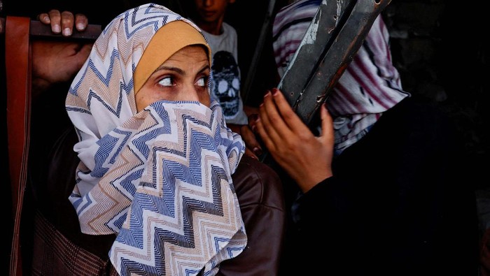 Jangan Lagi Buang Makanan, Lihat Nih Warga Gaza Antre Roti Palestinians gather to buy bread from a bakery, amid the Israel-Hamas conflict, in Khan Younis, southern Gaza Strip October 23, 2024. REUTERS/Mohammed Salem TPX IMAGES OF THE DAY