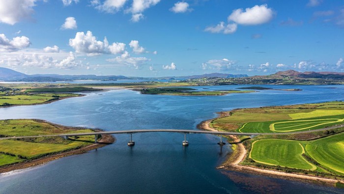 Jembatan di Teluk Mulroy antara semenanjung Roguill dan Fanad di County Donegal