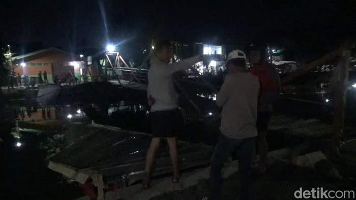 Jembatan semeptara dibangun ambruk saat pengecoran di Pampang.
