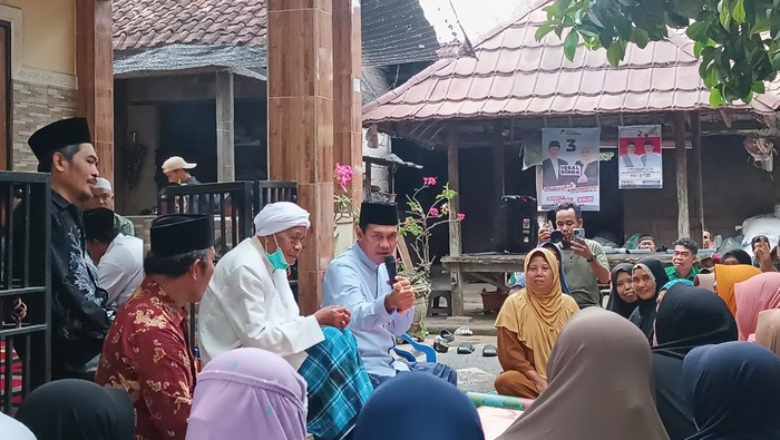 Cawabup Lombok Tengah nomor urut 2, Muhamad Nursiah di Desa Pemepek, Kecamatan Pringgarata, Kamis sore. Foto: (Edi Suryansyah/detikBali)