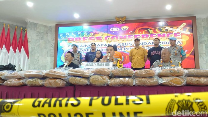 Kapolres Cilegon AKBP Kemas Indra Natanegara dalam konferensi pers, Kamis (24/10/2024). Foto: M Iqbal/detikcom