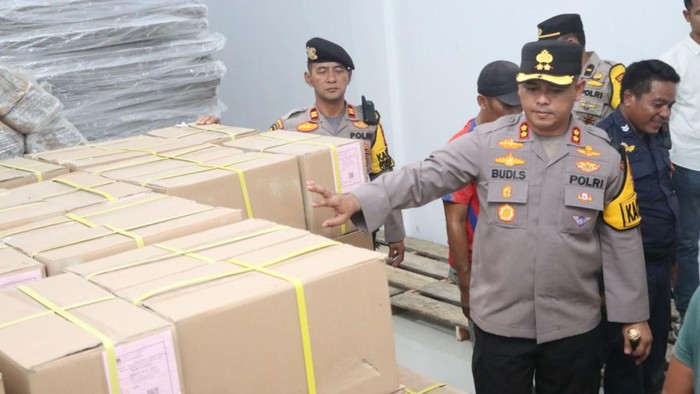Kapolres saat cek logistik tiba di KPU Rokan Hulu (Foto: Dok Polres Rohul)
