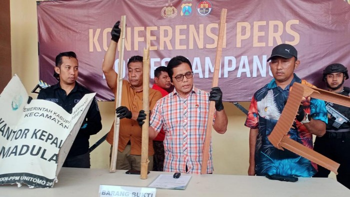 Kasatreskrim Polres Sampang AKP Sigit Nursiyo membeberkan barang bukti kasus perusakan mantan kades