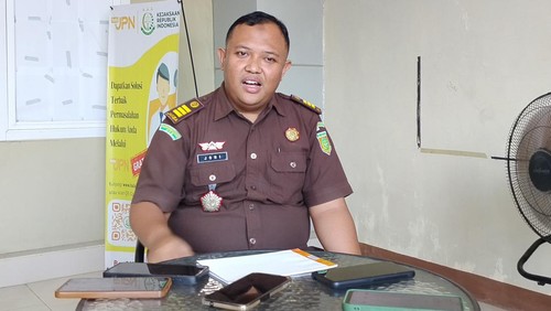 Kasi Intel Kejaksaan Negeri Dompu Joni Eko Waluyo di kantornya, Kamis (24/10/2024).