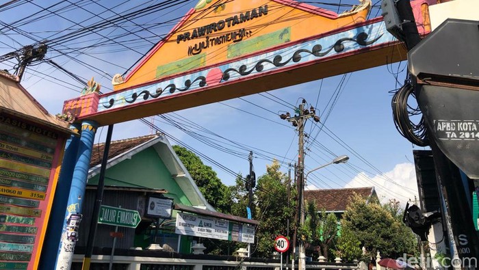 Kawasan perempatan Jalan Prawirotaman-Parangtritis, Brontokusuman, Kota Jogja, Kamis (24/10/2024). Di kawasan ini merupakan TKP penusukan dan penganiayaan.