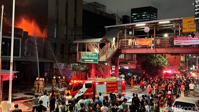 Kebakaran rumah toko (ruko) di Jalan Mampang Prapatan Raya, Jaksel masih menyala. Lalu lintas terpantau padat. (Rifka Amalia/detikcom)