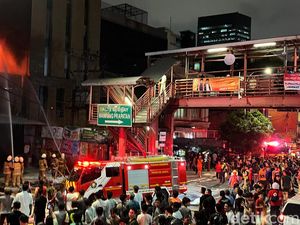 Damkar Jelaskan Kendala Padamkan Kebakaran di Ruko Mampang