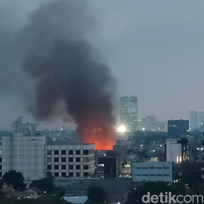 Kebakaran terjadi di kawasan Mampang Prapatan, Jakarta Selatan (Jaksel). Api masih menyala di lokasi kebakaran. (Dhani Irawan/detikcom)