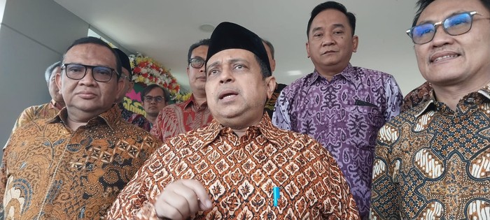 Kepala BPJPH, Haikal Hassan didampingi Wakil Kepala BPJPH Afriansyah Noor (kiri) dan Plt Sekretaris Utama BPJPH Muhammad Aqil Irham (kanan)