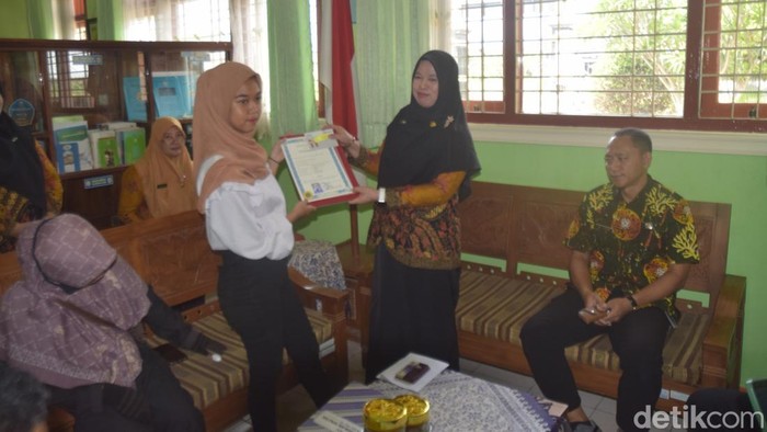 Kepala SMPN 3 Weleri, Kendal, Dwi Putri Mulat menyerahkan ijazah kepada Novi Lavia Ditaleni, Kamis (24/10/2024).
