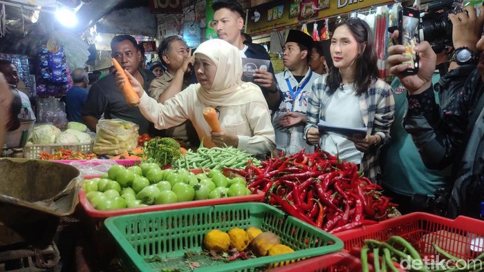 Khofifah berbelanja di Pasar Larangan Sidoarjo.