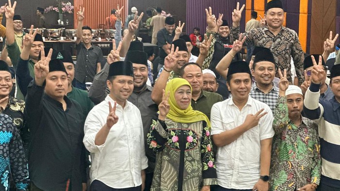 Khofifah-Emil bersama para gus yang tergabung dalam Brigade Bunda.