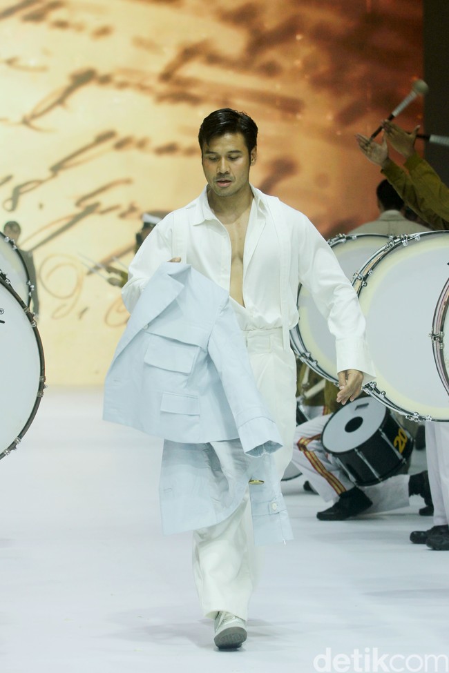 Inilah koleksi tebaru Danjyo Hiyoji di Jakarta Fashion Week 2025, di City Hall, Pondok Indah mall 3, Jakarta Selatan. Dana Maulana desainer Danjyo Hyoji menawarkan koleksi dengan potongan dan warna klasik namun unik serta busana dengan gaya yang lebih edgy dan eksperimental. Foto: Mohammad Abduh/detikcom.