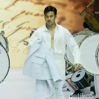 Inilah koleksi tebaru Danjyo Hiyoji di Jakarta Fashion Week 2025, di City Hall, Pondok Indah mall 3, Jakarta Selatan. Dana Maulana desainer Danjyo Hyoji menawarkan koleksi dengan potongan dan warna klasik namun unik serta busana dengan gaya yang lebih edgy dan eksperimental. Foto: Mohammad Abduh/detikcom.