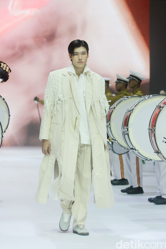 Inilah koleksi tebaru Danjyo Hiyoji di Jakarta Fashion Week 2025, di City Hall, Pondok Indah mall 3, Jakarta Selatan. Dana Maulana desainer Danjyo Hyoji menawarkan koleksi dengan potongan dan warna klasik namun unik serta busana dengan gaya yang lebih edgy dan eksperimental. Foto: Mohammad Abduh/detikcom.