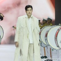 Inilah koleksi tebaru Danjyo Hiyoji di Jakarta Fashion Week 2025, di City Hall, Pondok Indah mall 3, Jakarta Selatan. Dana Maulana desainer Danjyo Hyoji menawarkan koleksi dengan potongan dan warna klasik namun unik serta busana dengan gaya yang lebih edgy dan eksperimental. Foto: Mohammad Abduh/detikcom.
